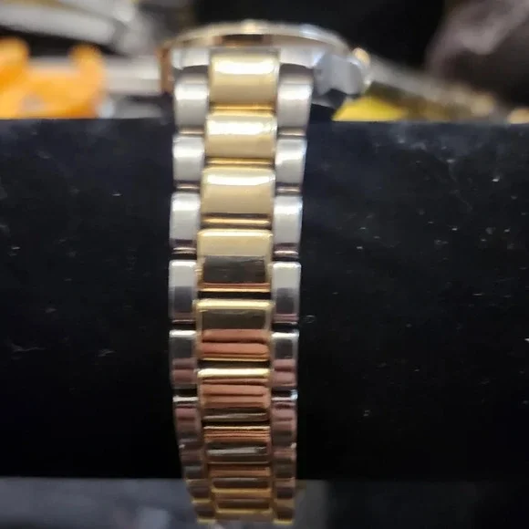 Vintage Bill Blass Womens Diamond and mother of pearl watch - Picture 4 of 11